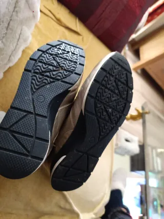 Zapatillas Geox transpirables doradas y negras