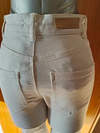 Pantalón pitillo blanco