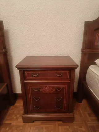 Mesita de noche madera en perfecto estado.
