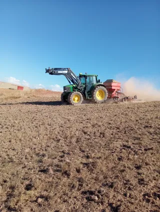 Servicios agrícolas: tractor y empacadora