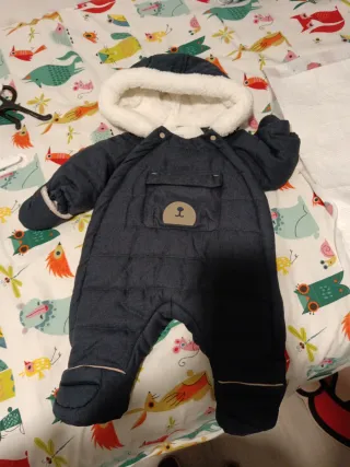 Buzo de bebé con capucha y osito