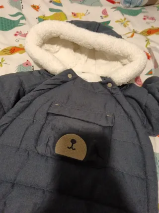 Buzo de bebé con capucha y osito