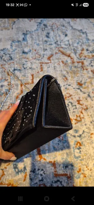 Pochette elegante nera con dettagli argento
