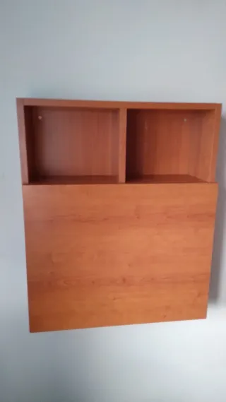 Escritorio de madera con cajonera