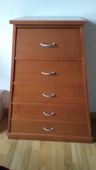 Escritorio de madera con cajonera