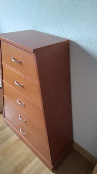 Escritorio de madera con cajonera