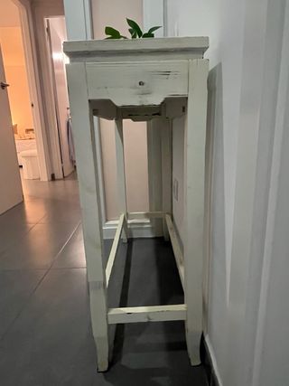 Mueble recibidor madera blanco.