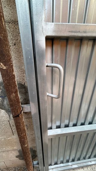 Puerta corredera exterior metálica