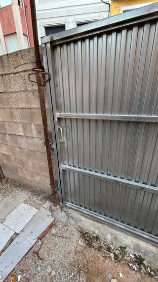 Puerta corredera exterior metálica