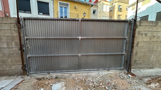 Puerta corredera exterior metálica