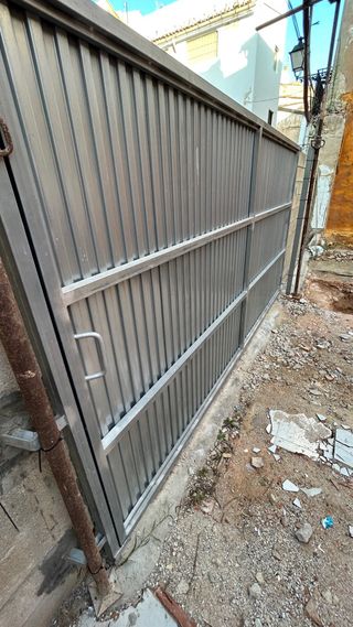 Puerta corredera exterior metálica