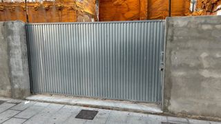 Puerta corredera exterior metálica