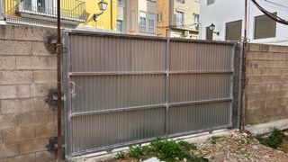 Puerta corredera exterior metálica