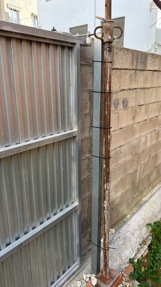 Puerta corredera exterior metálica