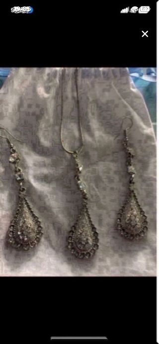 Conjunto pendientes y colgante nuevos