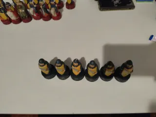 Figuras ajedrez medieval porcelana