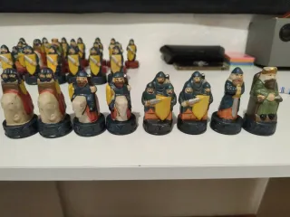 Figuras ajedrez medieval porcelana