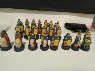 Figuras ajedrez medieval porcelana