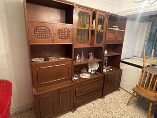 Mueble aparador de madera y cristal