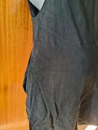 Mono negro con botones