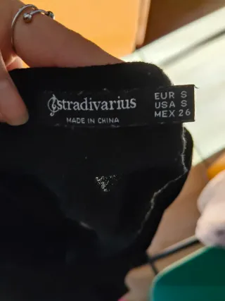 Mono negro con botones