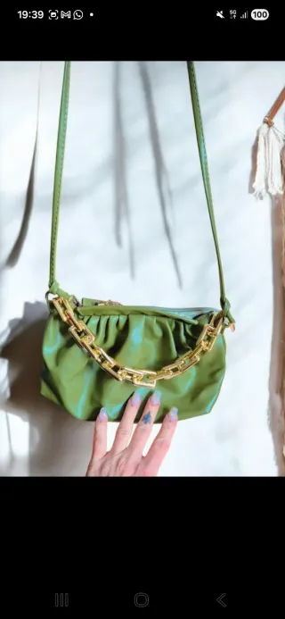 Borsetta verde con catena dorata