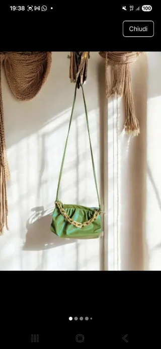 Borsetta verde con catena dorata