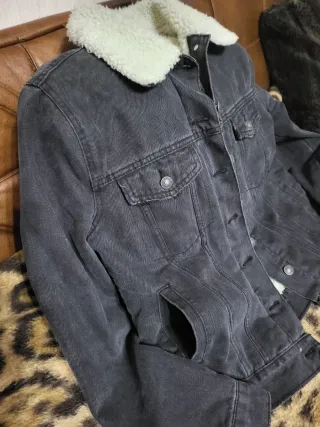 Chaqueta vaquera negra invierno con borreguito