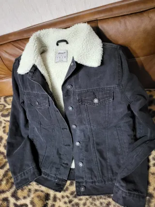 Chaqueta vaquera negra invierno con borreguito