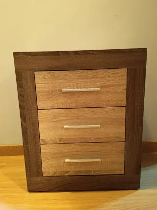 2 Mesillas/ Mesitas de noche con 3 cajones