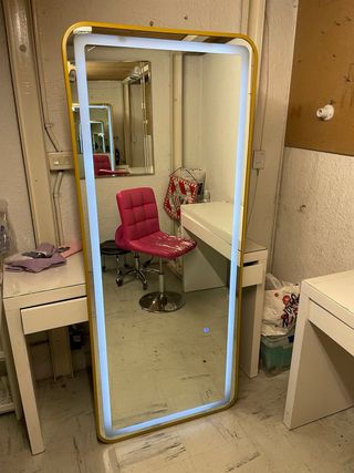 Espejo moderno con luz LED y marco amarillo