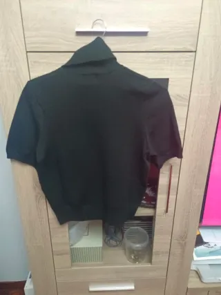 Camiseta negra cuello alto manga corta