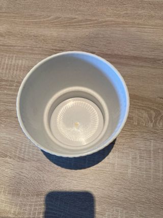 Macetero blanco acanalado