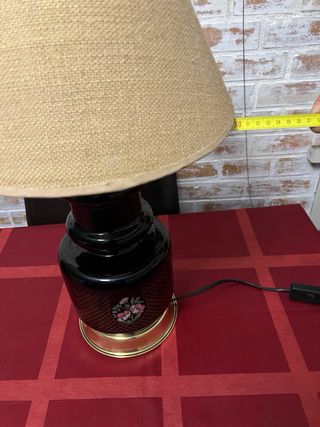 Lámpara de sobremesa negra y dorada