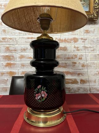 Lámpara de sobremesa negra y dorada
