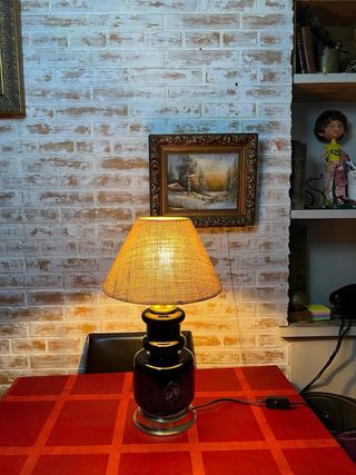 Lámpara de sobremesa negra y dorada