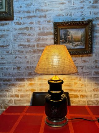 Lámpara de sobremesa negra y dorada