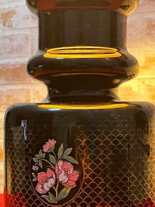 Lámpara de sobremesa negra y dorada