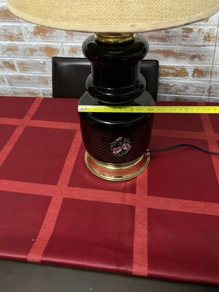 Lámpara de sobremesa negra y dorada