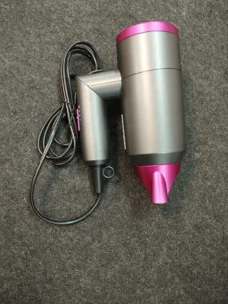 Secador de pelo rosa y gris