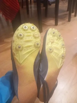 Zapatillas atletismo clavos T42, bolsa transporte