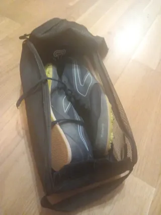 Zapatillas atletismo clavos T42, bolsa transporte