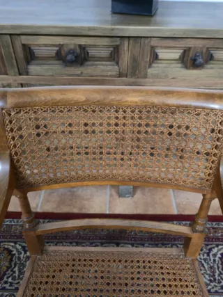 Sillón de madera y ratán