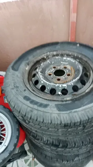 Neumáticos están nuevos llantas de mercedes