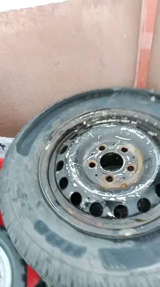 Neumáticos están nuevos llantas de mercedes