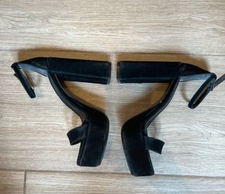 Sandalia tacón plataforma ante negro