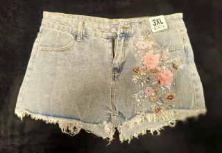 Pantalón corto vaquero con flores