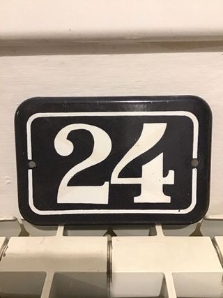 Placa número 24 antigua