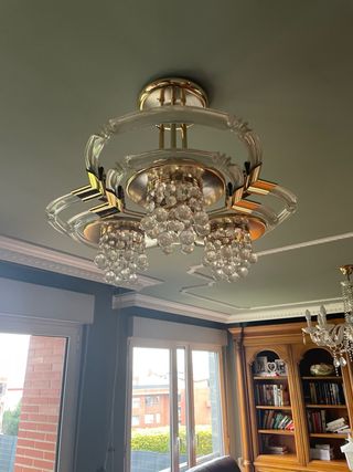 Lámpara de techo dorada y cristal