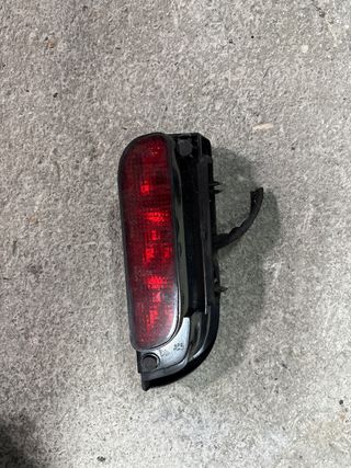 Tercera luz de freno roja